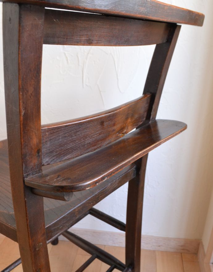 板座面　アンティーク チェア　教会で使われていたアンティークの椅子、木製のチャペルチェア。小さな棚が付いています。(k-844-c-1)