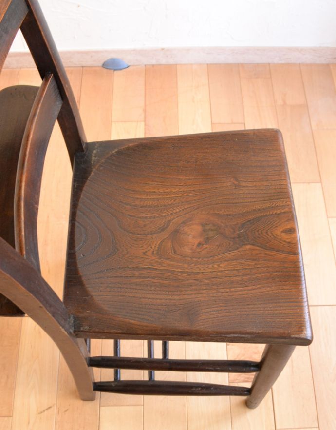 板座面　アンティーク チェア　教会で使われていたアンティークの椅子、木製のチャペルチェア。一つ一つ顔が違っているのもアンティークのよさです。(k-844-c-1)