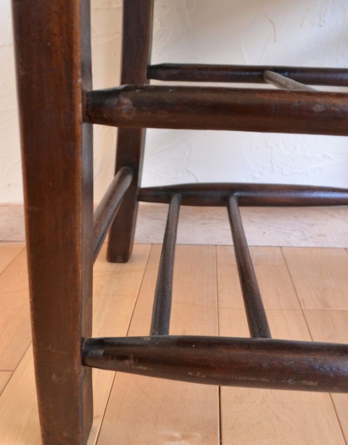 板座面　アンティーク チェア　教会で使われていたアンティークの椅子、木製のチャペルチェア。足元の桟は昔、荷物置き場に使われていたもの。(k-844-c-1)