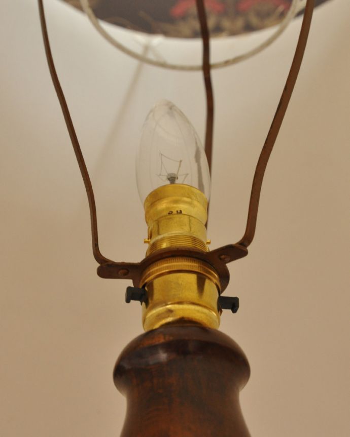スタンドライト　照明・ライティング　イギリスから届いたアンティーク照明、素敵なフロアランプ（Ｂ22シャンデリア球付）。オーバーホールしてありますので、安心してお使いください。(k-847-f-1)