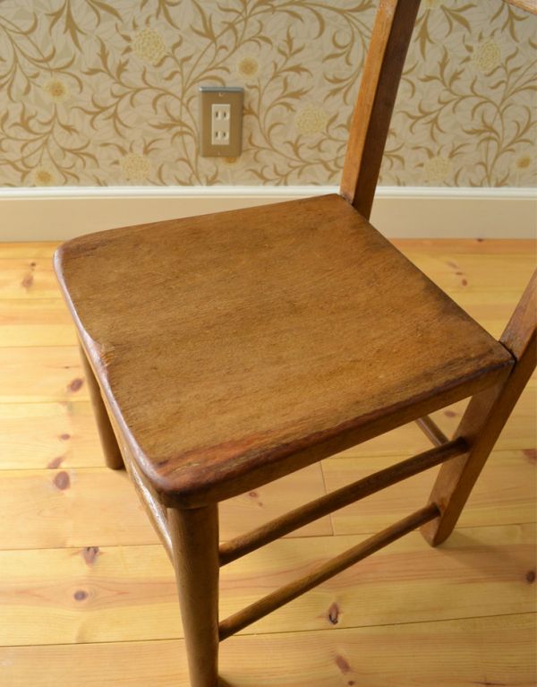 キッチンチェア　アンティーク チェア　イギリスのアンティークチェア、可愛い木製のスクールチェア。座面には、座ぐりと言って、長時間座ってお話を聞いてもラクなようにお尻の形に彫が入っています。(k-850-c)