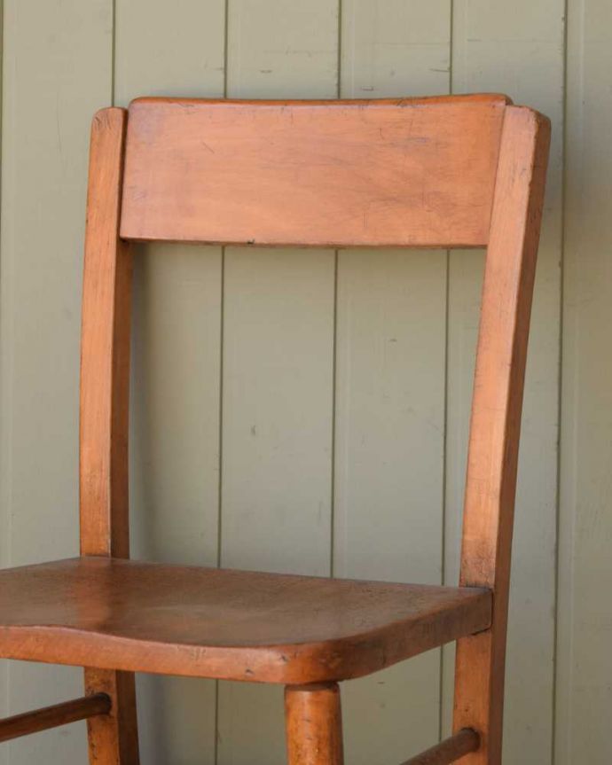 キッチンチェア　アンティーク チェア　素朴なデザインが可愛いアンティークの木製スクールチェア。シンプルな背もたれ学校用の椅子なので、余計な装飾が全くないシンプルさが一番のポイント。(k-851-c)