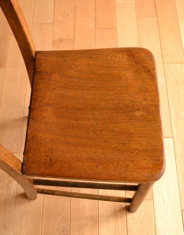 板座面　アンティーク チェア　小ぶりでかわいいアンティークチェア、木製のスクールチェア。座面には、座ぐりと言って、長時間座ってお話を聞いてもラクなようにお尻の形に彫が入っています。(k-852-c)