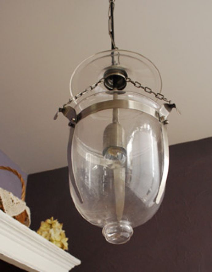 ペンダントライト　照明・ライティング　イギリスの照明　ペンダントランプ　ガラスのペンダントライト（Ｅ26シャンデリア球付き）。【 シェードのサイズ 】幅33.5×奥行16.5×高さ32.5cm。(k-852-z)