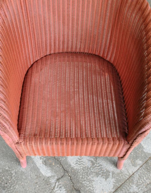 ロイドルーム　アンティーク チェア　ソファのような掛け心地のアンティークのロイドルームチェア（ピンクペイント）。座面は広々していて、キレイにピンク色でペイントされています。(k-861-c)
