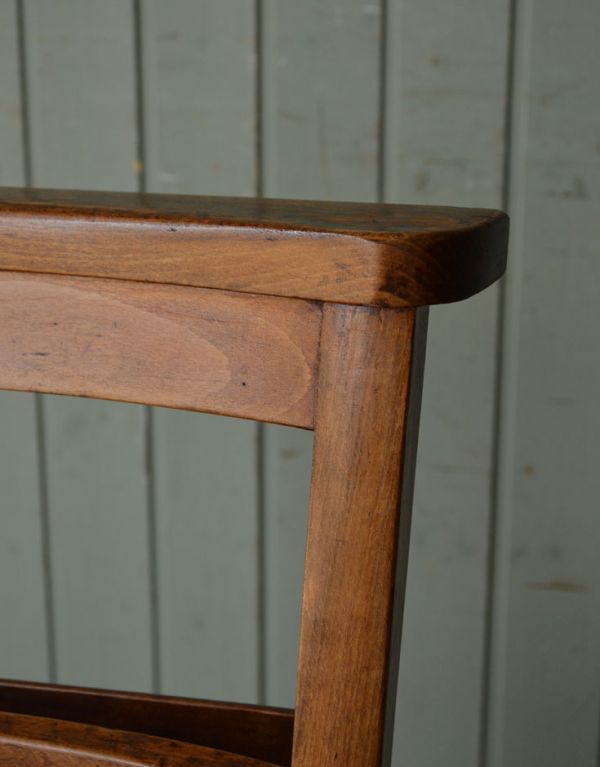板座面　アンティーク チェア　イギリスから届いたおしゃれな椅子、アンティークのチャペルチェア。アンティークなので、年月を経て、味わい深い色になっています。(k-863-c)