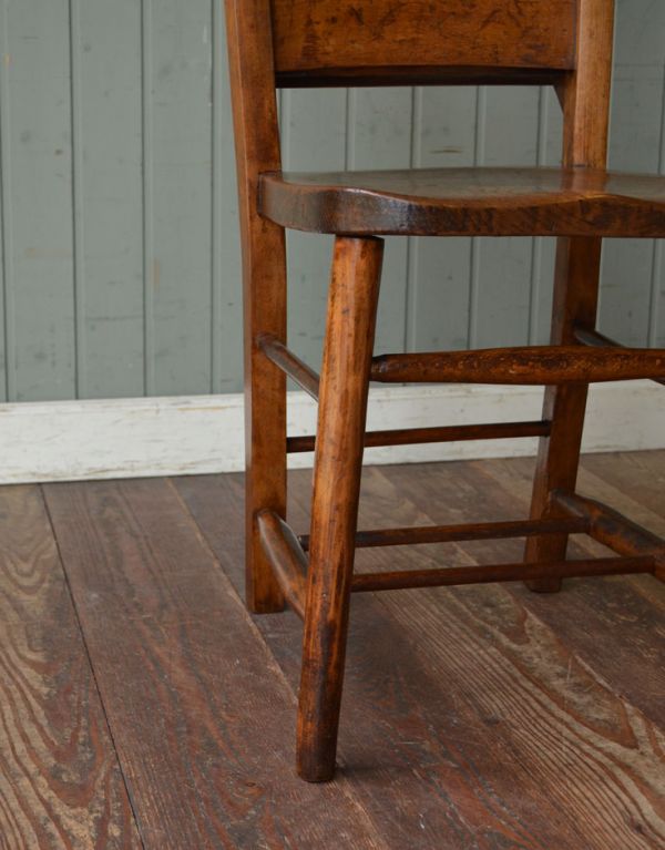 板座面　アンティーク チェア　イギリスから届いたおしゃれな椅子、アンティークのチャペルチェア。足元の桟は昔、荷物置き場に使われていたもの。(k-863-c)