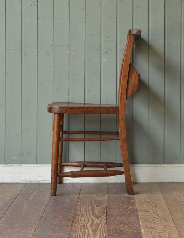 板座面　アンティーク チェア　イギリスから届いたおしゃれな椅子、アンティークのチャペルチェア。背もたれがカーブしているので、ゆったりくつろげます。(k-863-c)