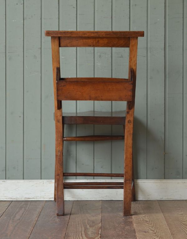 板座面　アンティーク チェア　イギリスから届いたおしゃれな椅子、アンティークのチャペルチェア。後ろ姿も絵になるチャーチチェア。(k-863-c)