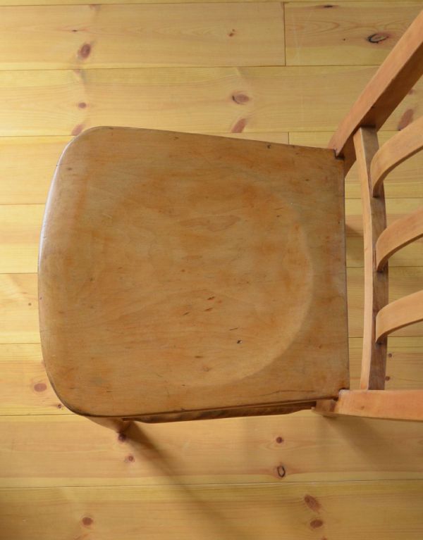 チャーチチェア　アンティーク チェア　イギリスのアンティークチェア、かわいい木製のチャペルチェア。座面には、座ぐりと言って、長時間座ってお話を聞いてもラクなようにお尻の形に彫が入っています。(k-865-c)