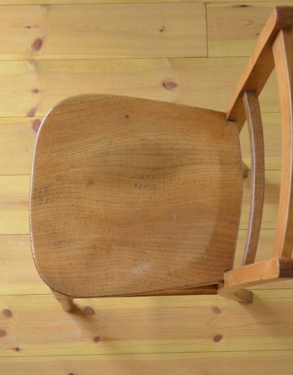 板座面　アンティーク チェア　可愛いアンティークのチャイルドチェア。座面には、座ぐりと言って、長時間座ってお話を聞いてもラクなようにお尻の形に彫が入っています。(k-866-c)