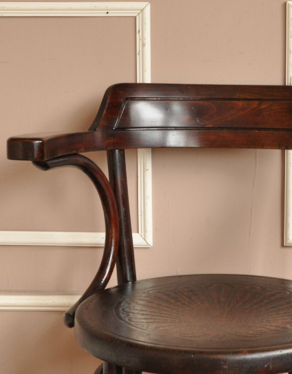 板座面　アンティーク チェア　カフェでも使われているアンティークの椅子、ベントウッドアームチェア。背もたれにも曲げ木の技術が活かされています。(k-885-c)