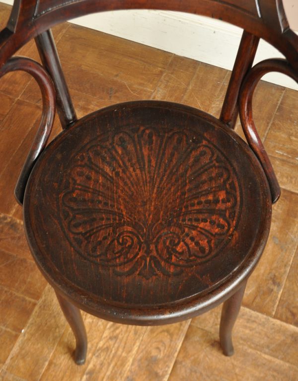 板座面　アンティーク チェア　カフェでも使われているアンティークの椅子、ベントウッドアームチェア。座面には美しい模様が描かれています。(k-885-c)