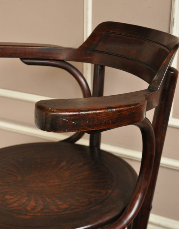 板座面　アンティーク チェア　カフェでも使われているアンティークの椅子、ベントウッドアームチェア。肘置きがあるのでリラックスして座れます。(k-885-c)