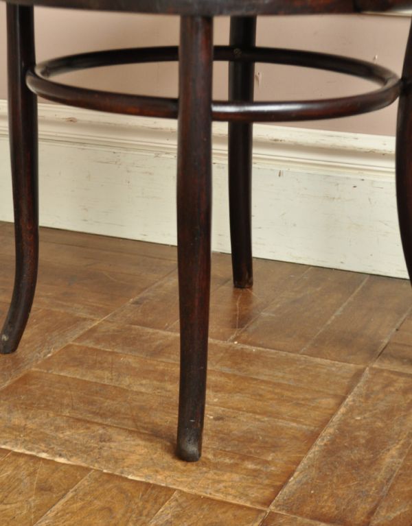 板座面　アンティーク チェア　カフェでも使われているアンティークの椅子、ベントウッドアームチェア。脚先が緩くカーブして可愛いです。(k-885-c)