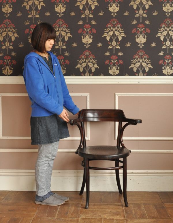 板座面　アンティーク チェア　カフェでも使われているアンティークの椅子、ベントウッドアームチェア。ゆったりとした掛け心地のアーム付きベントウッドチェア！お部屋に飾っておいてもオシャレなアイテムです。(k-885-c)