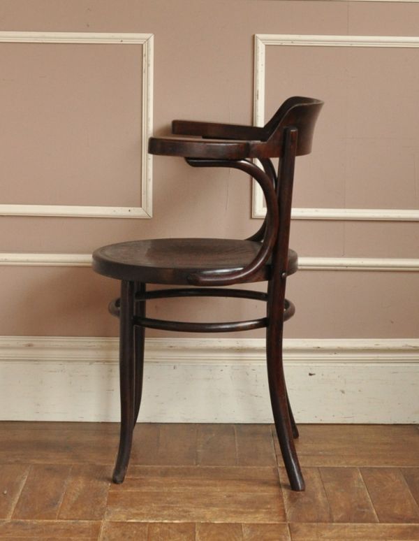 板座面　アンティーク チェア　カフェでも使われているアンティークの椅子、ベントウッドアームチェア。飽きのこないデザインです。(k-885-c)