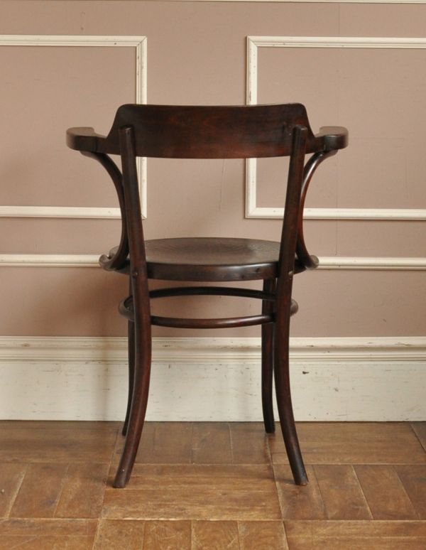 板座面　アンティーク チェア　カフェでも使われているアンティークの椅子、ベントウッドアームチェア。後姿もスマートでカッコいいです。(k-885-c)