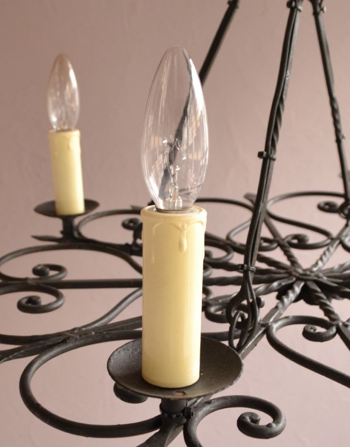 シャンデリア　照明・ライティング　フレンチスタイルのインテリア照明、アンティークのシャンデリア（Ｅ17シャンデリア球付）。本物のキャンドルにも見える装飾です。(k-890-z-1)