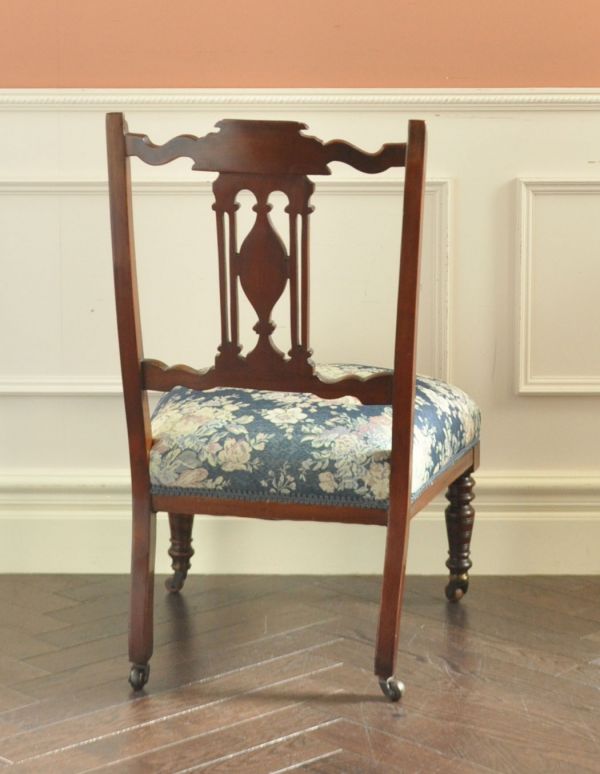 サロンチェア　アンティーク チェア　大人っぽいアンティークの椅子、英国のナーシングチェア。アンティークらしく、流行を追わずに長く使えるデザイン。(k-891-c)