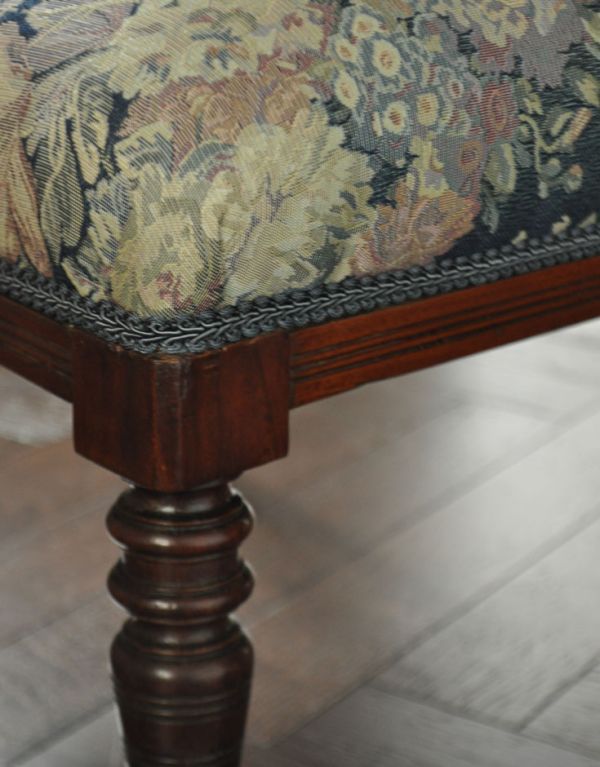 サロンチェア　アンティーク チェア　大人っぽいアンティークの椅子、英国のナーシングチェア。繊細な装飾が施されたデザインです。(k-891-c)