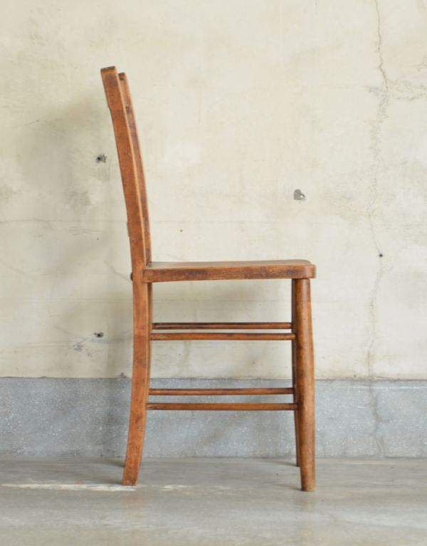 チャーチチェア　アンティーク チェア　イギリスのアンティークの椅子、シンプルなキッチンチェア。しっかりと支えてくてる背もたれの角度は、長く座っていても疲れません。(k-893-c)