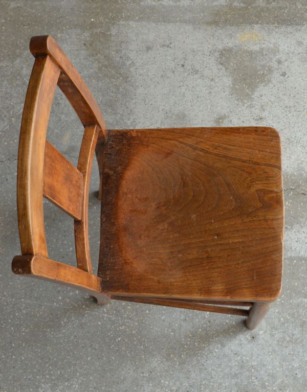 チャーチチェア　アンティーク チェア　イギリスのアンティークの椅子、シンプルなキッチンチェア。角が丸く作られているので、小さいお子様がいるご家庭でも安心です。(k-893-c)