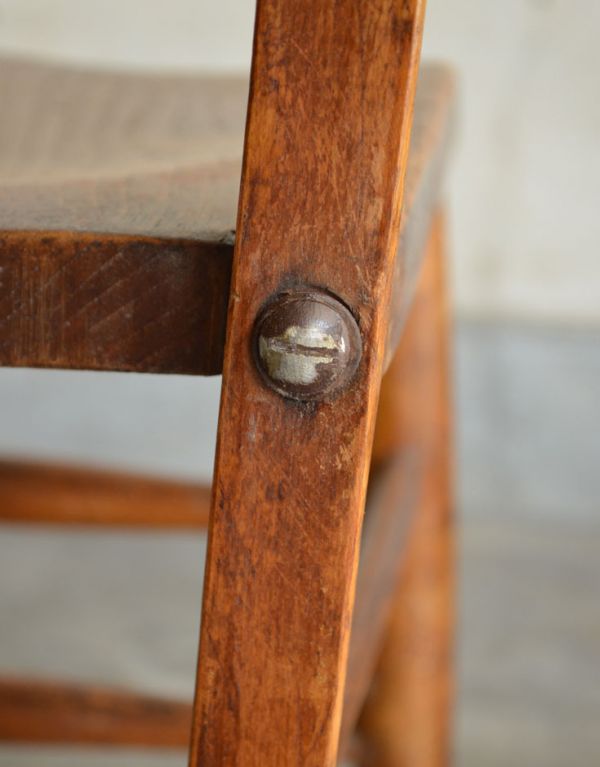 チャーチチェア　アンティーク チェア　イギリスのアンティークの椅子、シンプルなキッチンチェア。キズや汚れ、木目や色は1脚1脚微妙に違いますが、どれもキレイに仕上げています。(k-893-c)