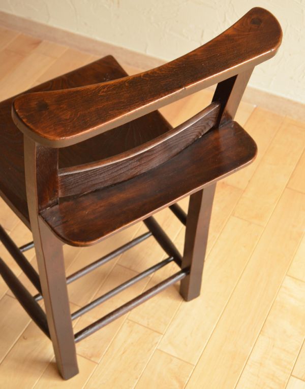 ダイニングチェア　アンティーク チェア　お部屋に合わせやすいイギリスアンティークの椅子、ブラウンのチャーチチェア。もともとは、聖書や賛美歌を置くために作られた台。(k-894-c)