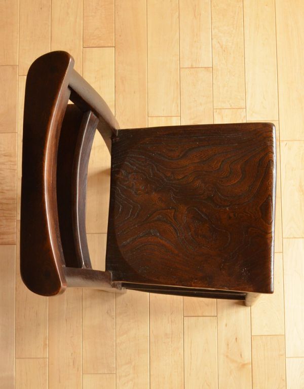ダイニングチェア　アンティーク チェア　お部屋に合わせやすいイギリスアンティークの椅子、ブラウンのチャーチチェア。角が丸く作られているので、小さいお子様がいるご家庭でも安心です。(k-894-c)