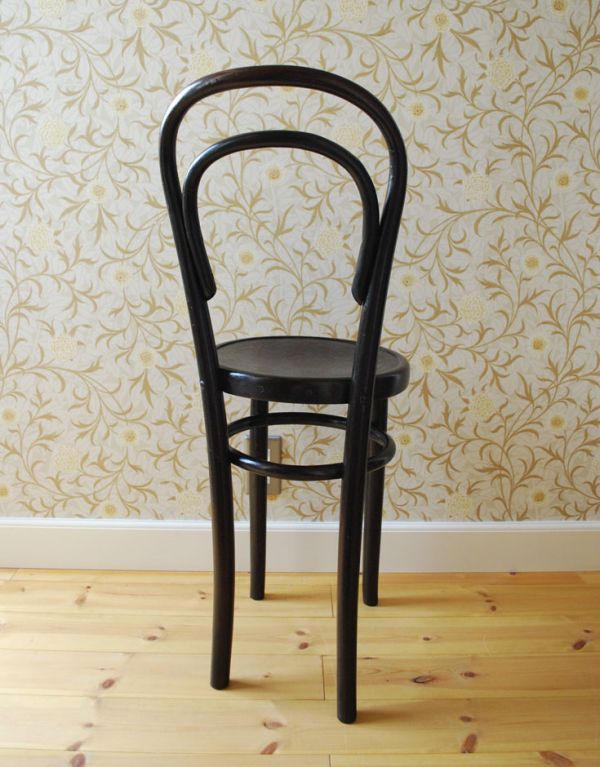 板座面　アンティーク チェア　スッキリとしたこげ茶のアンティークベントウッドスツール。背もたれの２本ラインが美しいこの椅子は、ダブルループとも呼ばれています。(k-895-c)