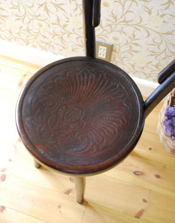 板座面　アンティーク チェア　スッキリとしたこげ茶のアンティークベントウッドスツール。ベントウッドチェアの特徴は、座面にもあります。(k-895-c)