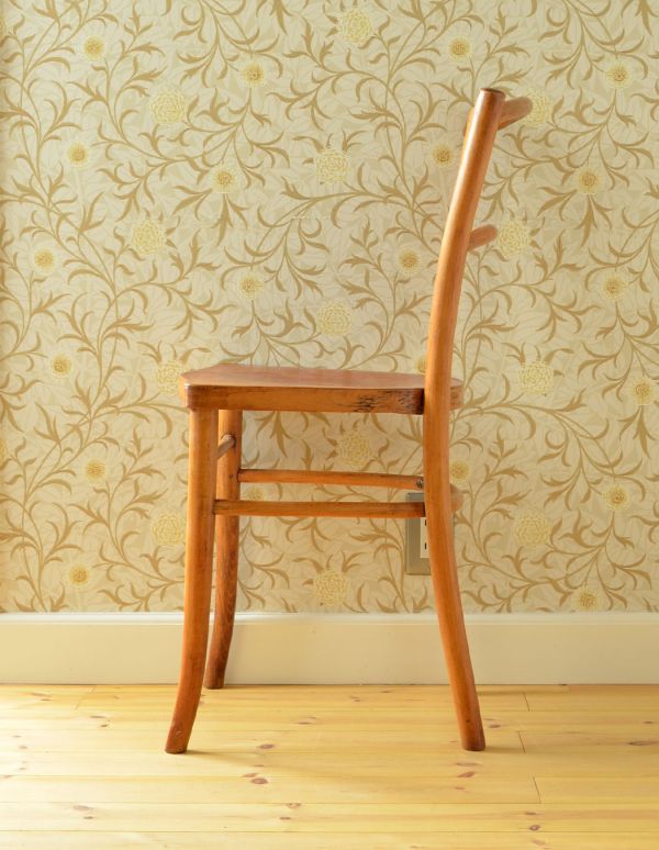 板座面　アンティーク チェア　美しいアンティークの椅子、英国の伝統的なベントウッドチェア。美しい曲線で女性らしい優しい雰囲気のチェアです。(k-897-c)