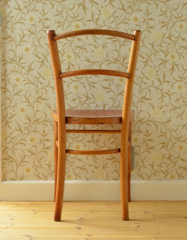 板座面　アンティーク チェア　美しいアンティークの椅子、英国の伝統的なベントウッドチェア。スッキリとキレイな後ろ姿です。(k-897-c)