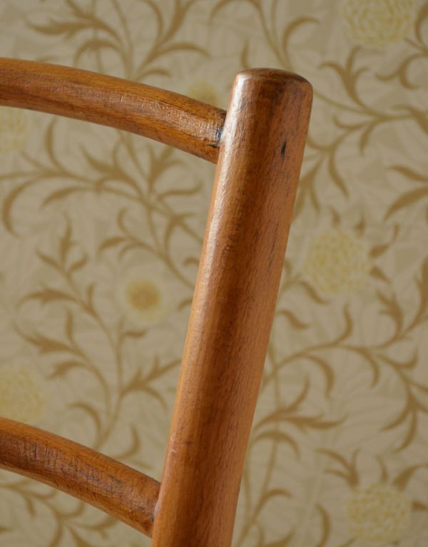 板座面　アンティーク チェア　美しいアンティークの椅子、英国の伝統的なベントウッドチェア。２つのラインが美しい背もたれ。(k-897-c)