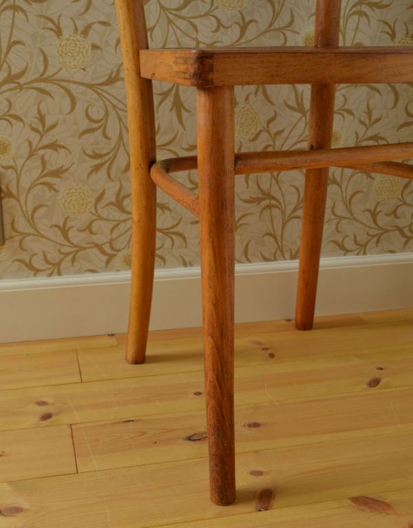板座面　アンティーク チェア　美しいアンティークの椅子、英国の伝統的なベントウッドチェア。脚先が緩くカーブしています。(k-897-c)