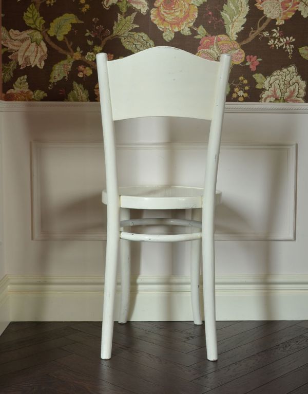 ベントウッドチェア　アンティーク チェア　英国のアンティークの椅子、白色ペイントのベントウッドチェア。スッキリとキレイな後ろ姿です。(k-898-c)