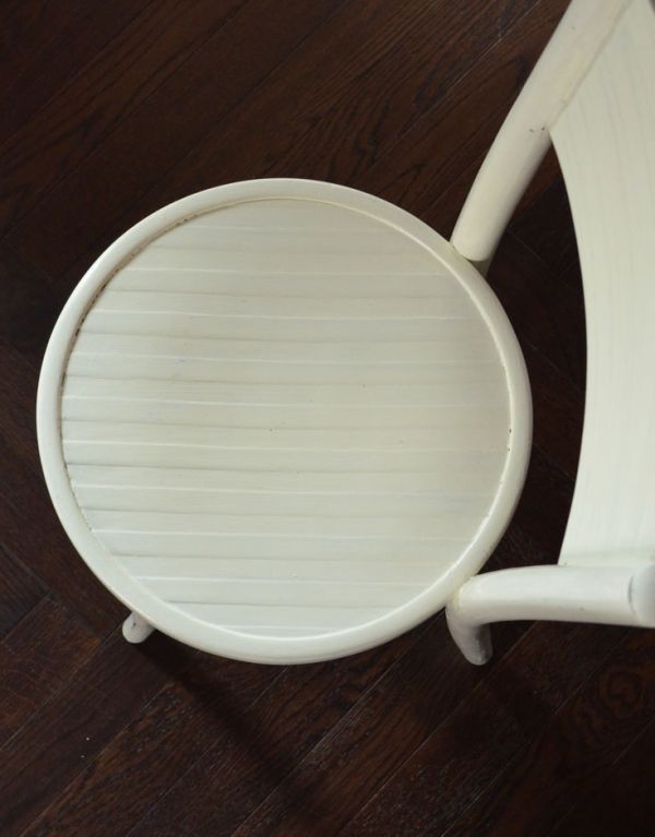 ベントウッドチェア　アンティーク チェア　英国のアンティークの椅子、白色ペイントのベントウッドチェア。ベントウッドチェアの特徴は、座面にもあります。(k-898-c)