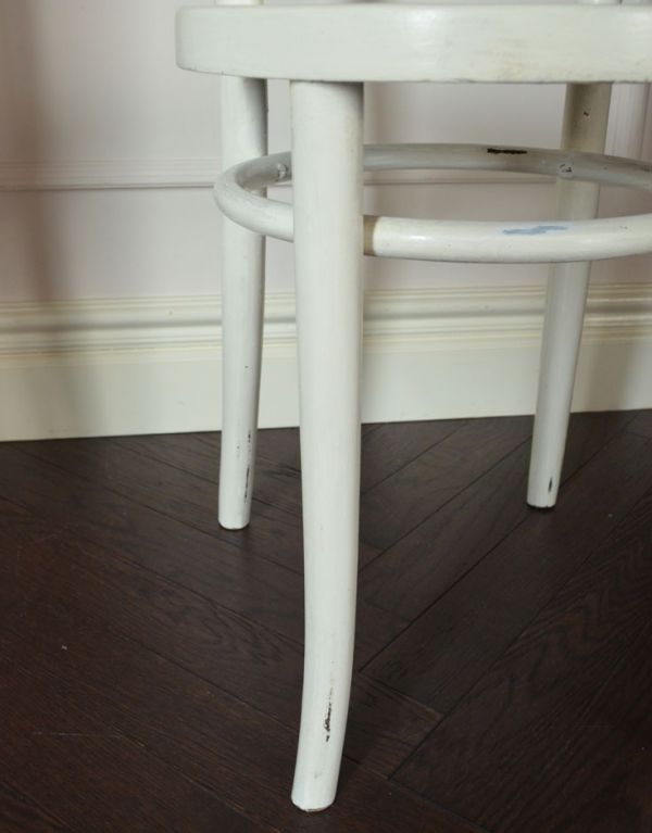ベントウッドチェア　アンティーク チェア　英国のアンティークの椅子、白色ペイントのベントウッドチェア。脚先が緩くカーブしています。(k-898-c)
