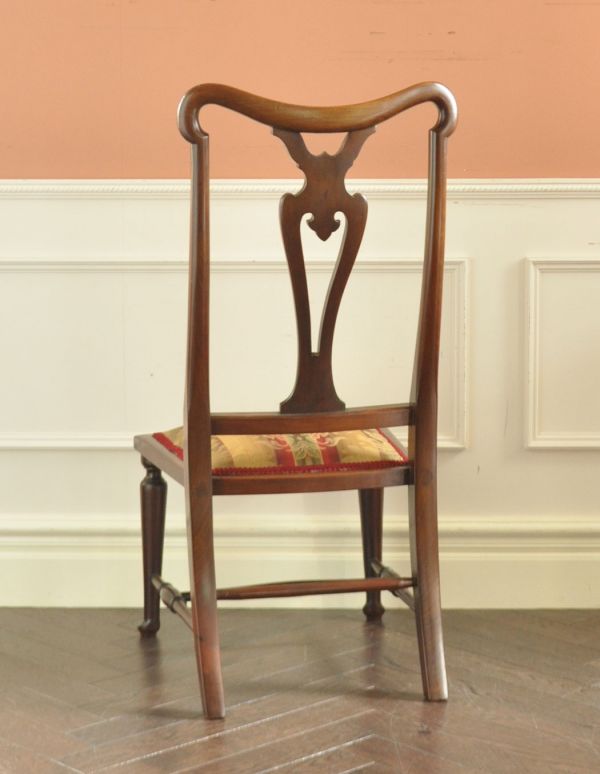 サロンチェア　アンティーク チェア　大人っぽいアンティークの椅子、英国のナーシングチェア。アンティークらしく、流行を追わずに長く使えるデザイン。(k-903-c)