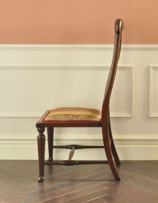 サロンチェア　アンティーク チェア　大人っぽいアンティークの椅子、英国のナーシングチェア。よしかかりやすい背もたれです。(k-903-c)