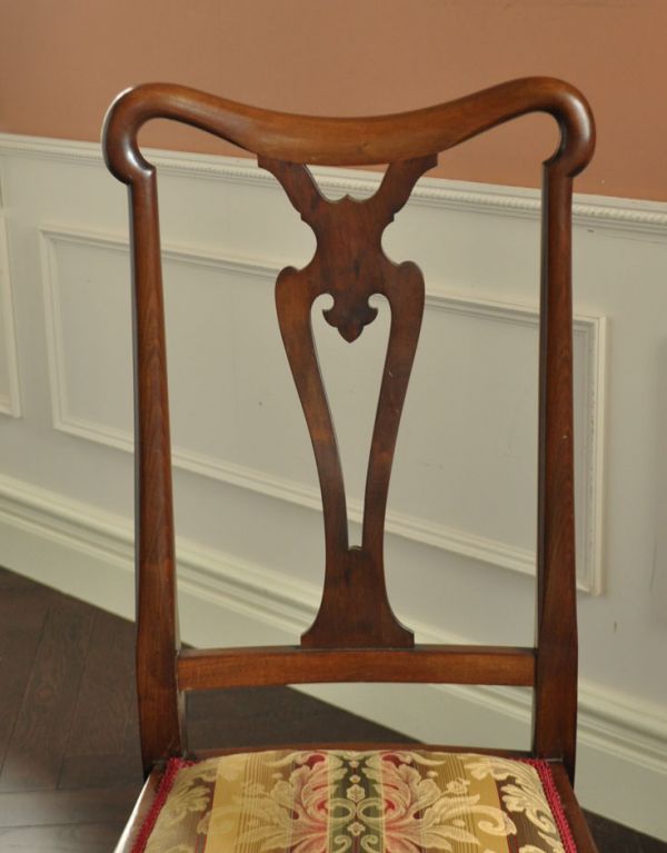 サロンチェア　アンティーク チェア　大人っぽいアンティークの椅子、英国のナーシングチェア。木目の美しさも感じられる高級感のあるデザインです。(k-903-c)