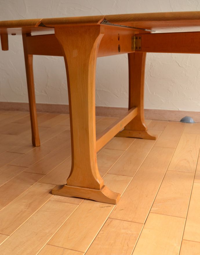 アーコールの家具　アンティーク家具　アーコール社のアンティーク家具、伸張式のコーヒーテーブル。アーコールらしい美しくスマートな脚。(k-910-f-1)