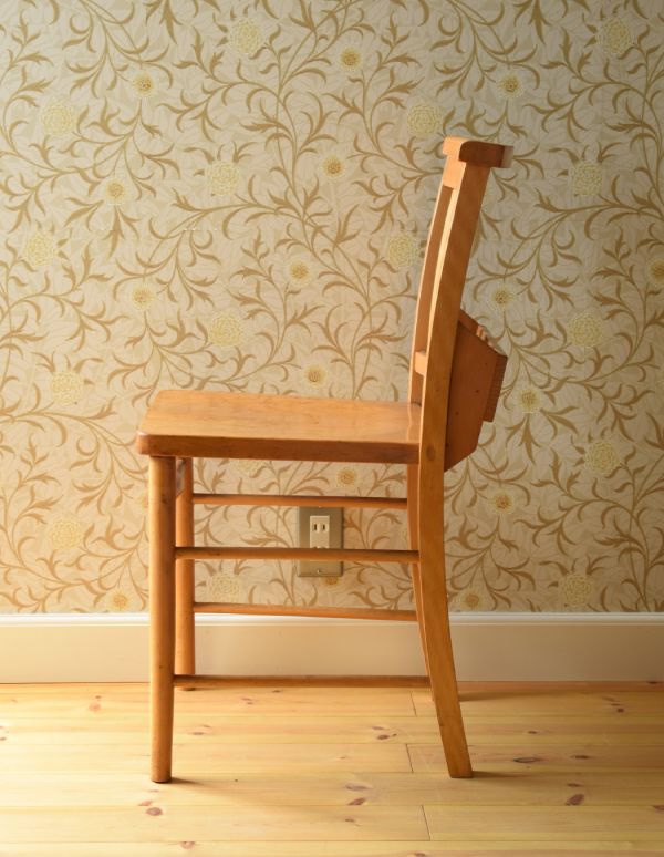 板座面　アンティーク チェア　イギリスからのアンティークの椅子、聖書箱付きのチャーチチェア。しっかりと支えてくてる背もたれの角度は、長く座っていても疲れません。(k-912-c)