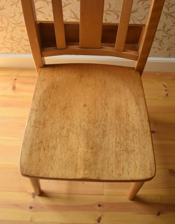 板座面　アンティーク チェア　イギリスからのアンティークの椅子、聖書箱付きのチャーチチェア。角が丸く作られているので、小さいお子様がいるご家庭でも安心です。(k-912-c)