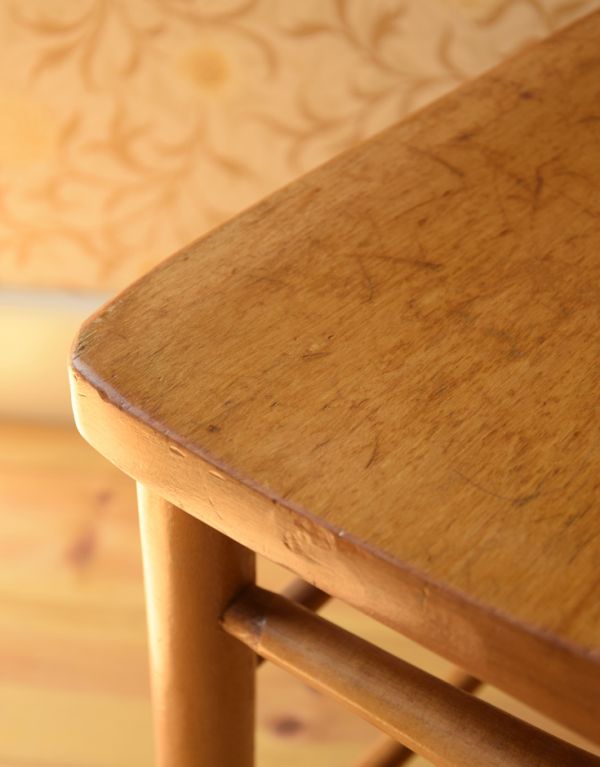 板座面　アンティーク チェア　イギリスからのアンティークの椅子、聖書箱付きのチャーチチェア。キズや汚れ、木目や色は1脚1脚微妙に違いますが、どれもキレイに仕上げています。(k-912-c)