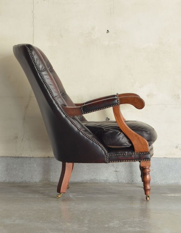 英国アンティークの一人掛け椅子、かっこいい革張りパーソナルチェア