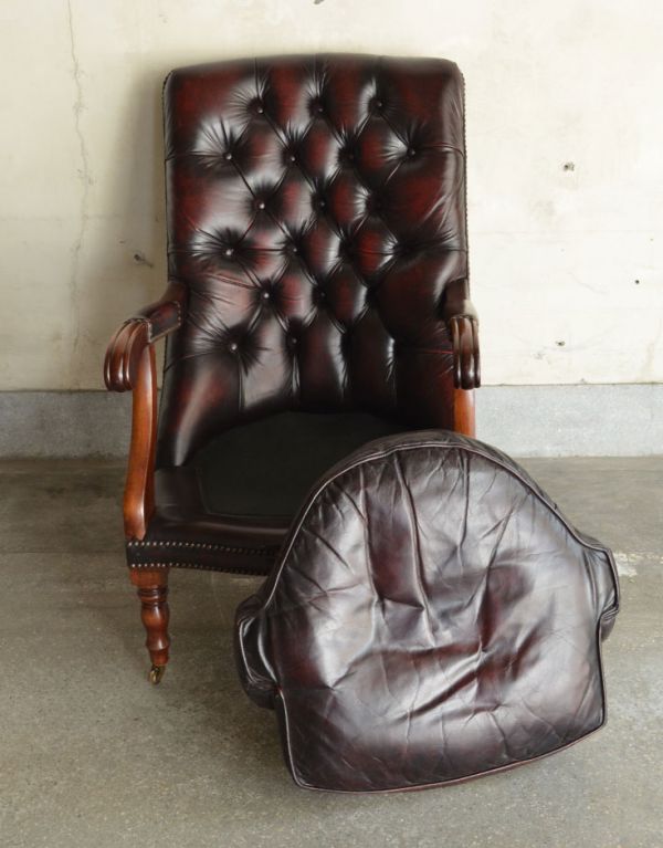 英国アンティークの一人掛け椅子、かっこいい革張りパーソナルチェア