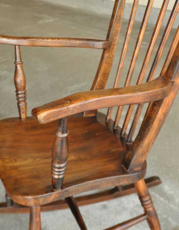 チェスターフィールド　アンティーク チェア　ゆらゆら揺れる英国アンティークの椅子、木製のロッキングチェア。肘置きがあります。(k-919k-c)