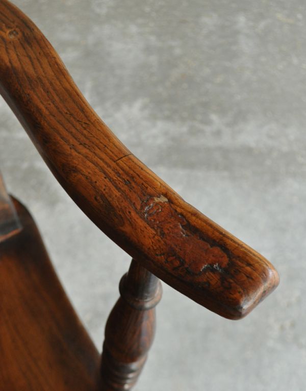 チェスターフィールド　アンティーク チェア　ゆらゆら揺れる英国アンティークの椅子、木製のロッキングチェア。キズや汚れ、木目や色は1脚1脚微妙に違いますが、どれもキレイに仕上げています。(k-919k-c)